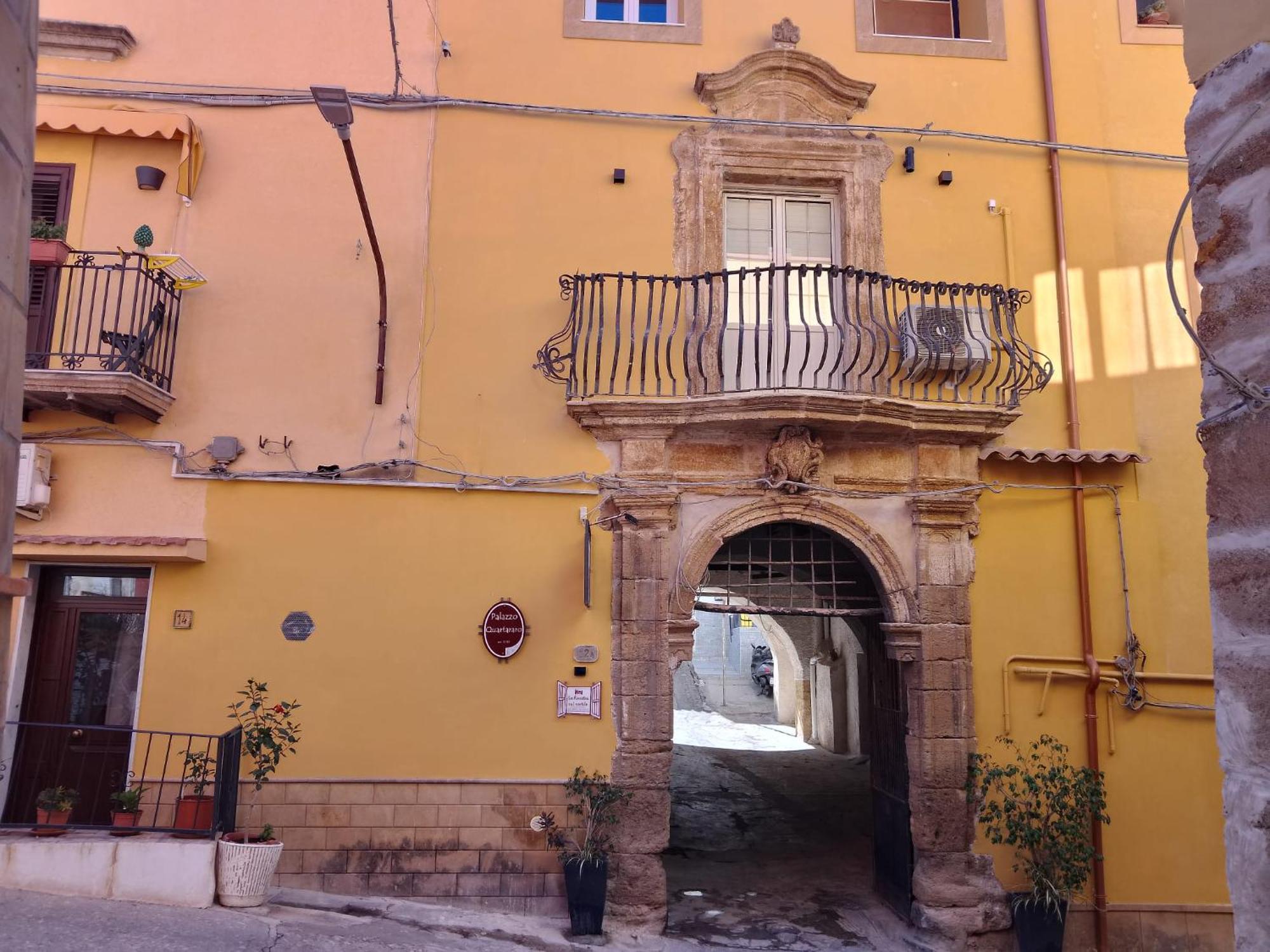 La Finestra Sul Cortile B&B Шакка Екстер'єр фото
